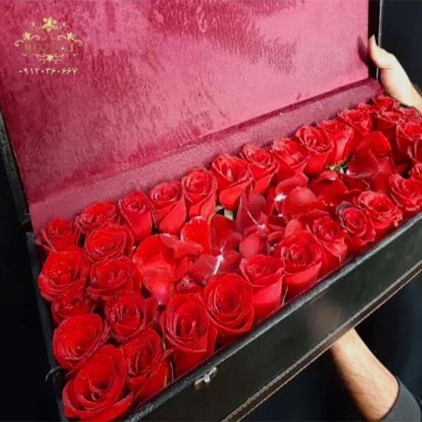 باکس گل رز قرمز 38 شاخه ای با جعبه درب دار