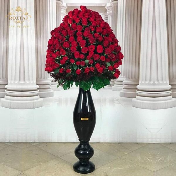 جام شیشه ای استوانه ای بلند با گل های رز قرمز