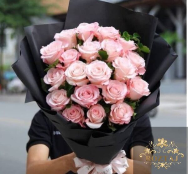 دسته گل بیست دو شاخه با کاغذ رویال پیچ